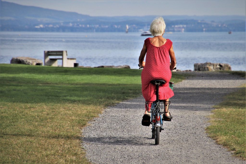 Femme mûre pratiquant du vélo comme moyen de déplacement