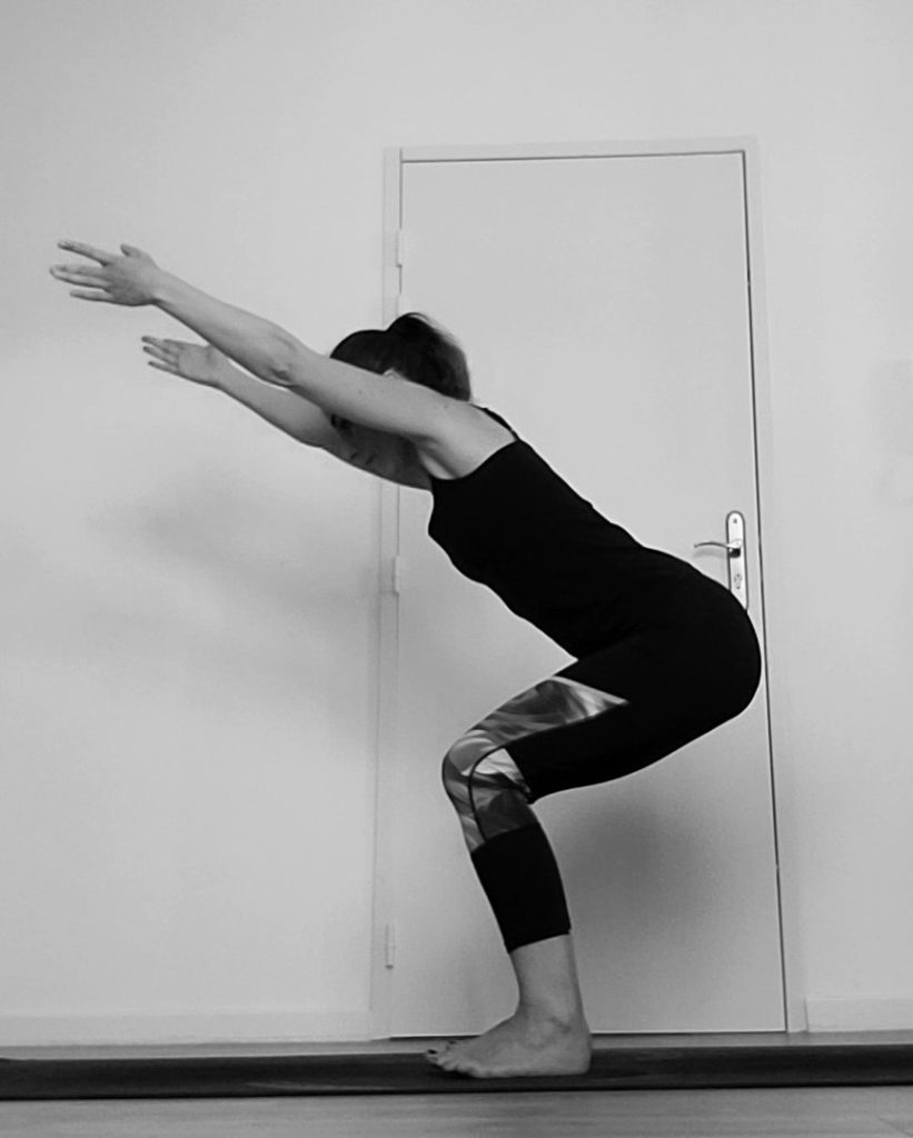 Utkatasana, la position de la chaise en yoga pour renforcer les quadriceps en chaîne fermée protectrice.