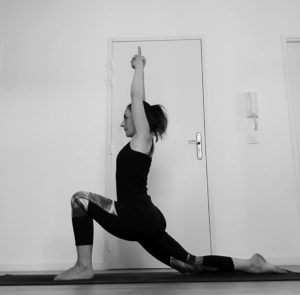 yoga syndrome femoro patellaire posture de la fente basse
