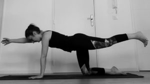 yoga syndrome femoro patellaire posture de la table a 2 pieds