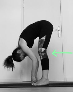 yoga syndrome femoro patellaire pince debout posture utthanasana