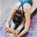 femme pratiquant paschimottanasana la posture de la pince assise en yoga