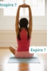 femme assise élevant les bras en inspirant ou expirant?