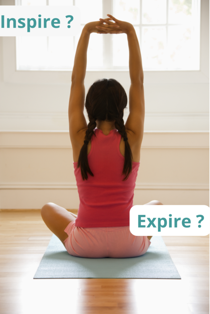 femme assise élevant les bras en inspirant ou expirant?