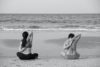 une femme force sur son épaule en pratiquant le yoga sur la plage. Peut-elle se blesser l'épaule?