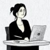 Femme écrivant des articles pour son blog sur son ordinateur avec l'aide de l'intelligence artificielle.