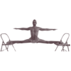 Yoga sur chaise Alex Yoga s'entraine entre 2 chaises pour upavistha konasana