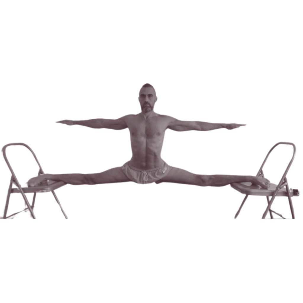 Yoga sur chaise Alex Yoga s'entraine entre 2 chaises pour upavistha konasana