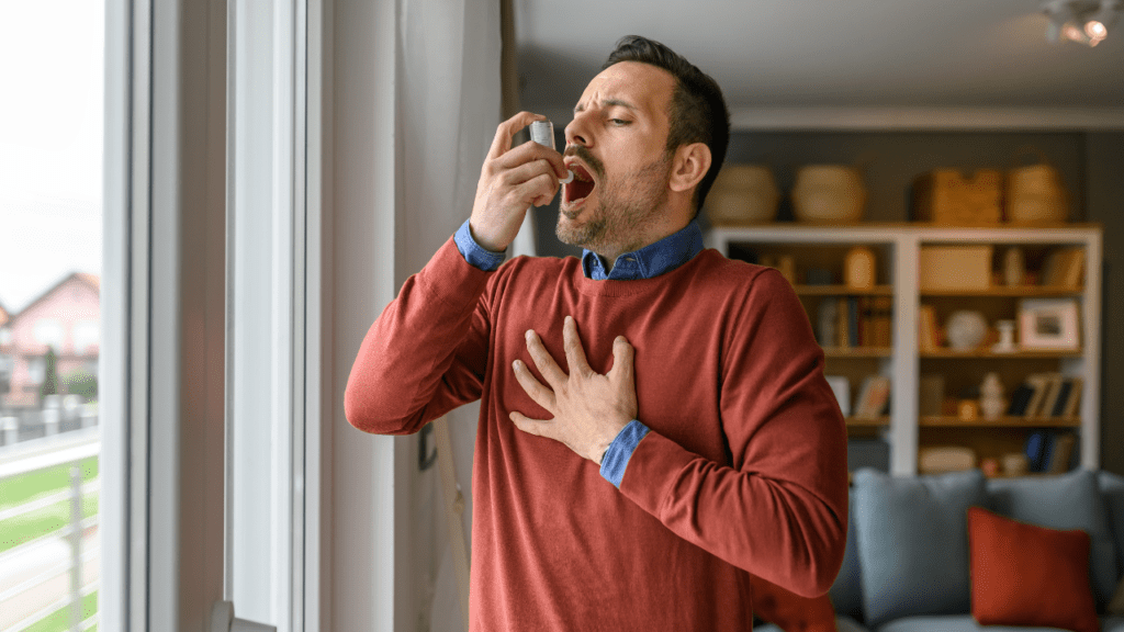 Patient asthmatique en crise utilisant un inhalateur.