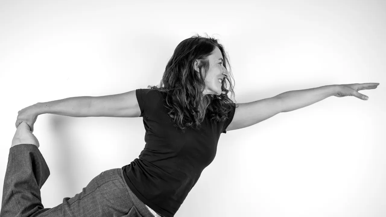 Muriel Gelin dans une posture de yoga